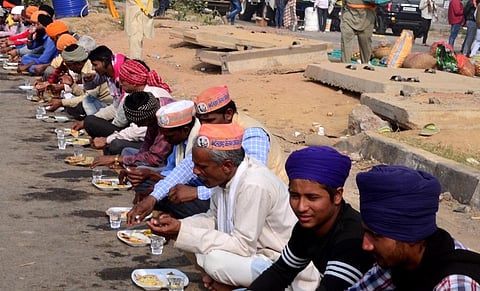 राजधानी दिल्ली की सीमा से लगभग 75 किलोमीटर दूर पलवल में ही पुलिस ने बुंदेलखंड और मध्यप्रदेश के किसानों को रोका हुआ है