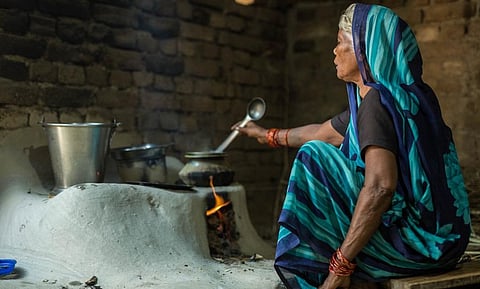 Millions of people, especially women cook over traditional cookstoves in India and other developing countries, exposing themselves to indoor pollution. Photo: Srikant Chaudhary / CSE