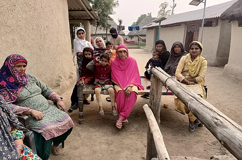 उत्तराखंड के पश्चिमी तराई की वन गुर्जर बस्ती की महिलाएं। फोटो: स्नेहलता शुक्ला