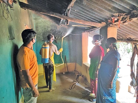 मलेरिया को नियंत्रण करने के लिए िजले में जगह-जगह डीडीटी का छिड़काव करते कर्मचािरयों को आसानी से देखा जा सकता है (फोटो: प्रियरंजन साहू)