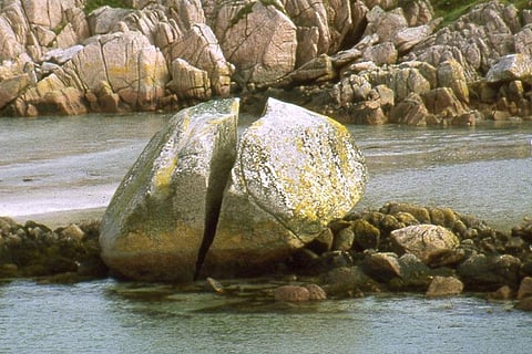 Picture : Wikimedia Commons, weathering of rock