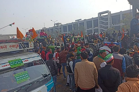 गाजीपुर बॉर्डर पर खड़े किसान। फोटो: अनिल अश्विनी