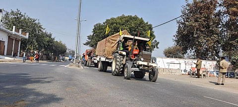 किसानों का ट्रैक्टर मार्च नजफगढ़ के झडौदा कलां गांव से गुजरता हुआ। फोटोज : भागीरथ