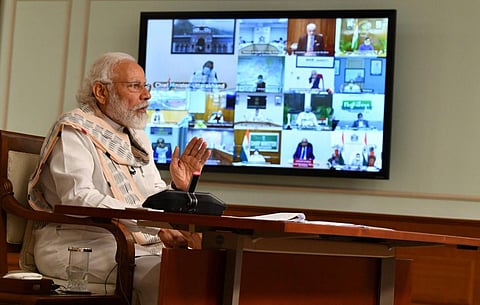 प्रधानमंत्री नरेंद्र मोदी राज्यों के मुख्यमंत्रियों से वीडियो कांफ्रेंसिंग करते हुए। फोटो: पीआईबी