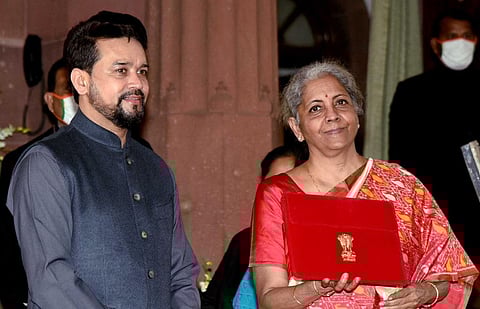 केंद्रीय वित्त मंत्री निर्मला सीतारमण बजट पेश करने के लिए जाते हुए। फोटो: पीआईबी