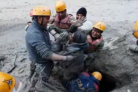 उत्तराखंड हादसे में फंसे मजदूर को निकालते आईटीबीपी के जवान। यह तस्वीर उत्तराखंड पुलिस के टिवटर हैंडल पर डाले गए वीडियो का एक अंश है।