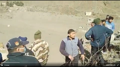 उत्तराखंड के तपोवन क्षेत्र में बचाव कार्य करते कर्मचारी। Photo- twitter/Chamoli police