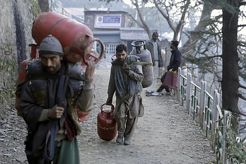 शिमला, हिमाचल प्रदेश में एलपीजी सिलेंडर ले जाते मजदूर, फोटो: विकास चौधरी