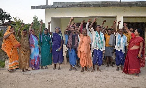 छत्तीसगढ़ के सोनाखान इलाके में अपनी जमीन को खनन से बचाने के लिए गांवों के लोग हर संभव प्रयास कर रहे हैं। फोटो: तेजस्विता