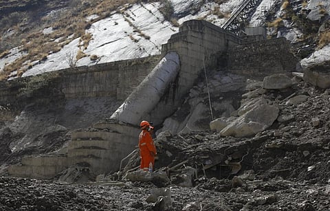 उत्तराखंड के चमोली जिले में रैणी गांव के पास ऋषिगंगा पावर प्रोजेक्ट के अवशेष रह गए हैं। फोटो: विकास चौधरी