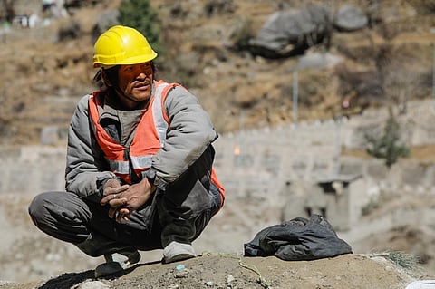 नाजुक चमोली सिर्फ ऊंचे पहाड़ों से नहीं बड़ी-बड़ी परियोजनाओं से भी घिरा है