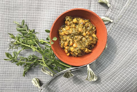 उत्तर प्रदेश में चने के साग में अक्सर दाल मिलाकर बनाया जाता है (फोटो: विभा वार्ष्णेय / सीएसई)