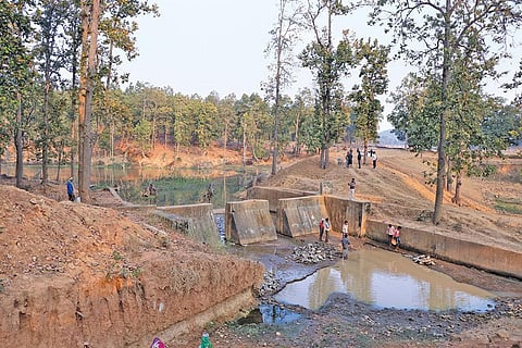 मध्य प्रदेश के सीधी जिले के कुंदौर गांव में मनरेगा से बांध बनाया जा रहा है। यह जिले की बिरतुमानिया नदी पर निर्माणाधीन है (फोटो: नचिकेता शर्मा)