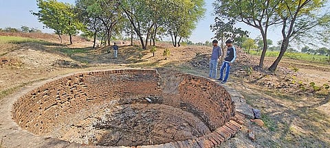 टीकमगढ़ के नादिया गांव में मनरेगा से बड़े पैमाने पर तालाब बनाए गए हैं। इससे जहां खेतों में सूखे खुदे कुएं पुनर्जीवित हुए वहीं फसलें भी सिंचित होने लगीं (फोटो: भागीरथ)