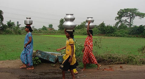 Girls fetching water in West Bengal. Photo: Salahuddin / CSE