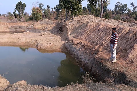 मनरेगा के तहत बनाय गया तालाब। फोटो: अनिल अश्वनी शर्मा