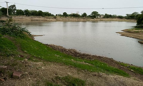 राजस्थान के बाड़मेड़ के गांव में जंगलों में इस तरह से बारिश के पानी को संरक्षित किया जाता है ऐसे तालाब के आसपास के ढलानों को पूरी तरह से स्वच्छ रखा जाता है । फोटो: अनिल अश्विनी