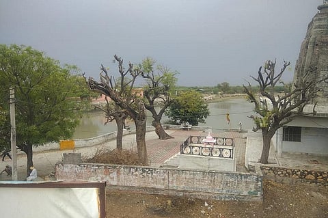 चकवाड़ा का वो तालाब जिसे लेकर झगड़ा हुआ था। फोटो: माधव शर्मा