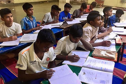 आईआईटी और आईआईएम के शिक्षक दूरदराज के बच्चों को पढ़ा रहे हैं।