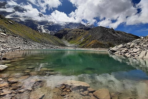 उत्तराखंड में 4600 मीटर की ऊंचाई पर स्थित सतोपंथ झील का दायरा पिछले बीस सालों में चार मीटर कम हुआ है। फोटो: मनमीत सिंह