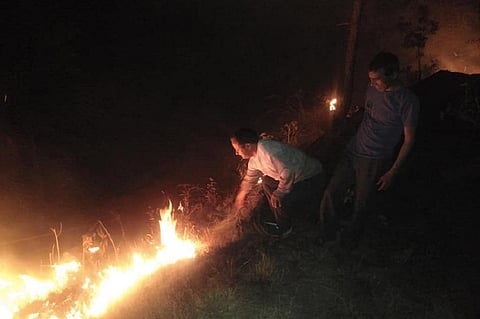 हल्की बारिश के बाद भी उत्तराखंड के जंगलों में आग नहीं बुझी है। फोटो: त्रिलोचन भट्ट