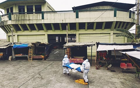 बिहार के पटना शहर में स्थित बांसघाट विद्युत शवदाह गृह। 9 अप्रैल 2020 को कोविड-19 संक्रमण से मारे गये व्यक्ति की लाश को जलाने के लिए शवगृह में ले जाते कर्मचारी। फाइल फ़ोटो: उमेश कुमार राय