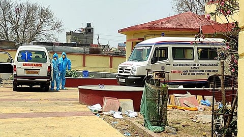 झारखंड की राजधानी रांची के हरमू मुक्तिधाम विधुत शवदाह गृह (मोक्षधाम) में कोरोना संक्रमित शव को जलाने के लिए एम्बुलेंस से उतारते हुए कर्मचारी। फोटो: अमीरुल