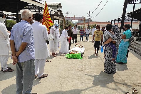 मध्यप्रदेश की राजधानी भोपाल के भदभदा श्मशान घाट में लगातार पहुंच रहे हैं शव। फोटो: राकेश कुमार मालवीय