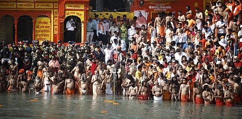 Pilgrims take a dip in the Ganga on the second royal bath. Photo: Midhun Vijayan / CSE