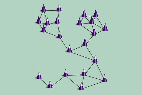 एक आबादी में कोविड-19 के प्रसार को दिखाने के लिए संपर्कों के एक नेटवर्क का चित्रण है, जहां व्यक्तियों का एक हिस्सा (शंकु) मास्क पहनते हैं और सामाजिक दूरी (सफेद धारियों के साथ शंकु) का अभ्यास करते हैं। श्रेय: अन्ना सवल्स्का और मॉरीजियो पोर्फिरी