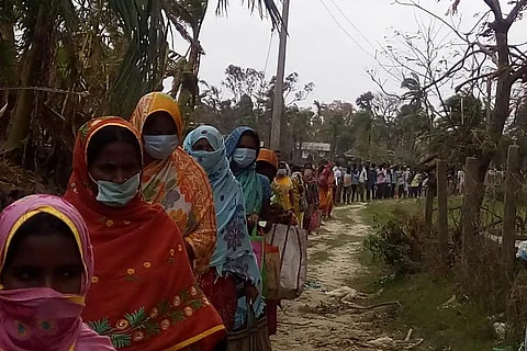पश्चिम बंगाल के बाघबाजार में मदद के लिए अपनी बारी का इंतजार करते चक्रवात अम्फान से प्रभावित लोग; फोटो: रामकृष्ण मठ और रामकृष्ण मिशन, फ्लिकर