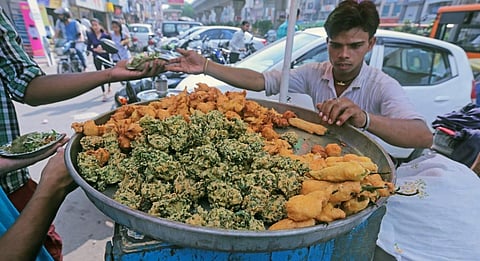 A Rs 5,000 crore special credit facility to benefit five million street vendors announced in the 2020 stimulus package has benefitted just 40 per cent of them. Here, a street vendor sells pakoras or dumplings in Delhi prior to the pandemic. Photo: Vikas Choudhary / CSE