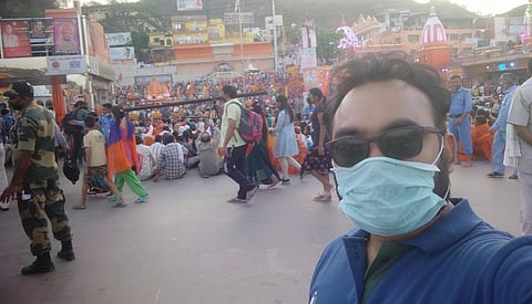 Down To Earth Hindi's Vivek Mishra covering the Kumbh Mela at Haridwar recently, that turned out to be a super spreader. As many as 165 journalists have lost their lives to COVID-19 over the past one year in India, according to a list compiled by the Network of Women in Media. Photo: Vivek Mishra / CSE