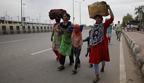 Migrants leaving Delhi after the announcement of lockdown in 2020. Photo: Vikas Choudhary / CSE