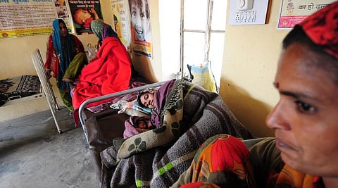 A mother and her newborn at a Primary Health Centre in Rajasthan. Photo: Sayantoni Palchoudhuri / CSE