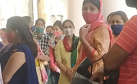 उत्तराखंड के रुद्रप्रयाग जिले के अगत्यमुनि वैक्सीनेशन सेंटर में वैक्सीन लगवाने पहुंचे लोग। फोटो - त्रिलोचन भट्ट
