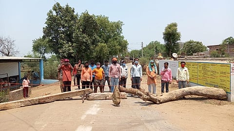 बाबरी गांव में लोगों ने नर्मदा तक जाने का रास्ता बंद कर दिया। फोटो: राकेश कुमार मालवीय