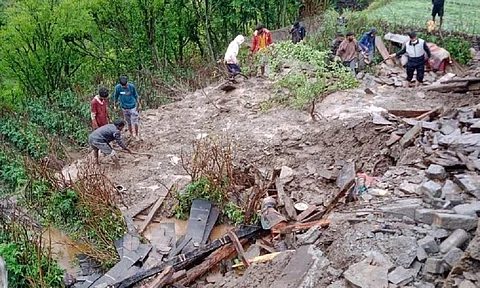 देहरादून जिले में चकराता के ब्लाॅक के बिजवाड़ छानी में भूस्खलन के बाद राहत कार्य शुरू कर दिये गये हैं। फोटो: दीक्षा
