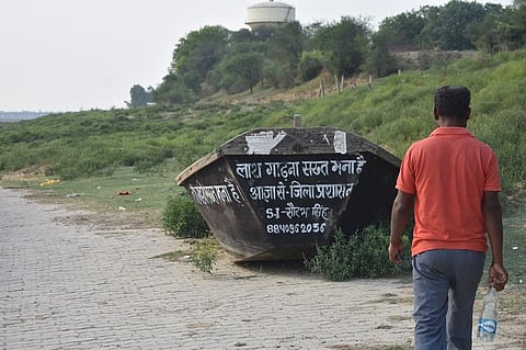 प्रयागराज प्रशासन ने गंगा किनारे शव दफनाने पर रोक लगा दी है। फोटो: गौरव गुलमोहर