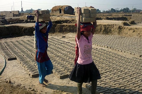 कोविड-19 के कारण आए आर्थिक संकट से दुनिया के पिछड़े देशों में बढ़ी बाल मजदूरी