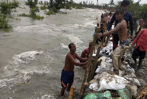 People trying to stop gushing water in Pathar Pratima, Sundarbans. Photo: Jayanta Basu