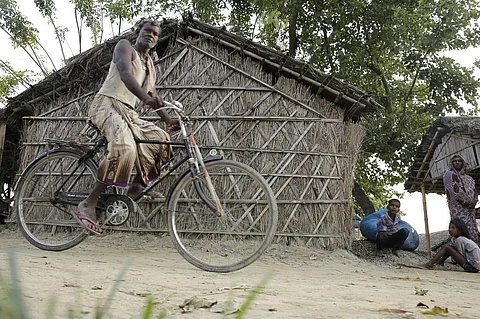 महामारी के चलते आई आर्थिक मंदी के कारण एक ही साल में भारत में गरीबों की संख्या 6 करोड़ से 13.4 करोड़ हो गई है। फोटो: विकास चौधरी