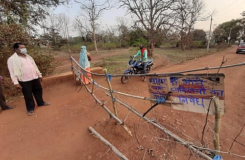 पिछले साल ग्रामीणों ने कोरोनावायरस संक्रमण से बचने के लिए बाहर के लोगों के आने पर पाबंदी लगा दी थी। फोटो: पुरुषोत्तम ठाकुर