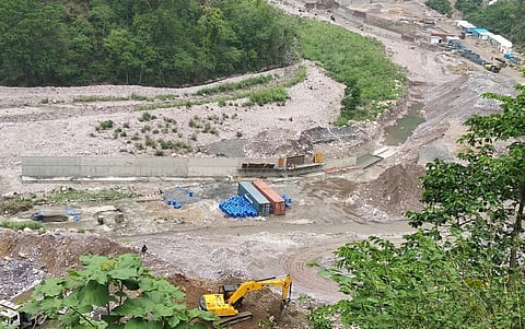 ऋषिकेष-कर्णप्रयाग रेल परियोजना के तहत गूलर गदेरे पर पुल का निर्माण किया जा रहा है। फोटो: त्रिलोचन भट्ट