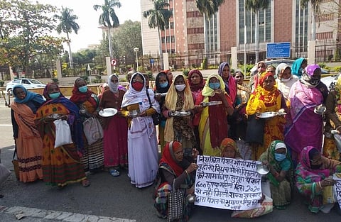 पेंशन के लिए प्रदर्शन करती भोपाल गैस पीड़ित विधवाएं। फोटो: रूबी सरकार