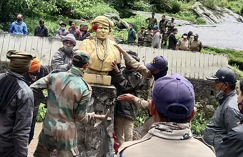 चिपको आंदोलन का नेतृत्व करने वाली स्वर्गीय गौरा देवी की प्रतिमा को हटा दिया गया। फोटो: त्रिलोचन भट्ट