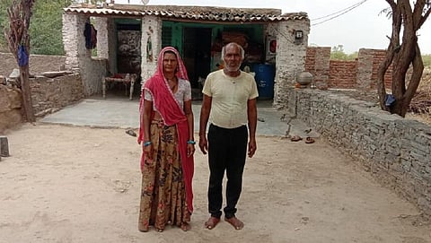 राजस्थान के भीलवाड़ा जिले में भंवर सिंह और नर्मदा इस लॉकडाउन के बाद से बेरोजगार हैं। इन्हें मनरेगा में काम मांगने के बाद भी रोजगार नहीं मिला है। फोटो: माधव शर्मा
