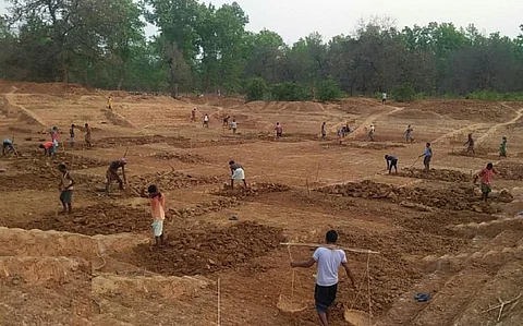 छत्तीसगढ़ के बस्तर में मनरेगा का काम करते ग्रामीण। फोटो: अवधेश मलिक
