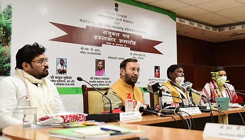 6 जुलाई 2021 को हुई यह बैठक दोनों मंत्रियों के लिए अंतिम बैठक साबित हुई। फोटो: पीआईबी