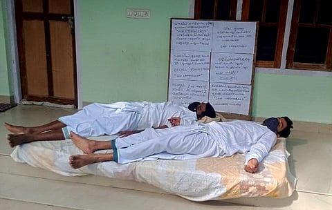 लक्षद्वीप में किए गए कथित भूमि सुधारों का बड़े पैमाने पर विरोध शुरू हो गया है। लक्षद्वीप बचाओ फोरम के बैनर तले लोग अनशन पर बैठ गए हैं (फोटो: सेव लक्षद्वीप फोरम)